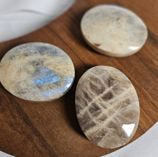 Moonstone Palmstone (2–3 Inches) – Divine Feminine, Intuition & Emotional Balance